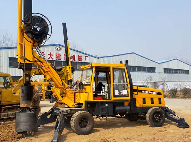 小型輪式旋挖機，適合於房屋建築、道路橋梁施工和建築工地使用